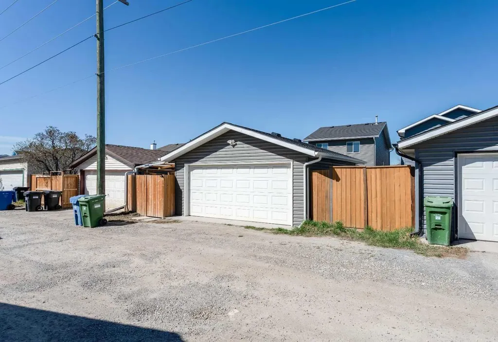 198 Somerside Park SW Calgary AB T2Y 3G3