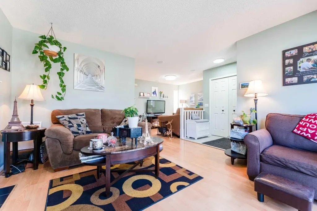 198 Somerside Park SW Calgary AB T2Y 3G3