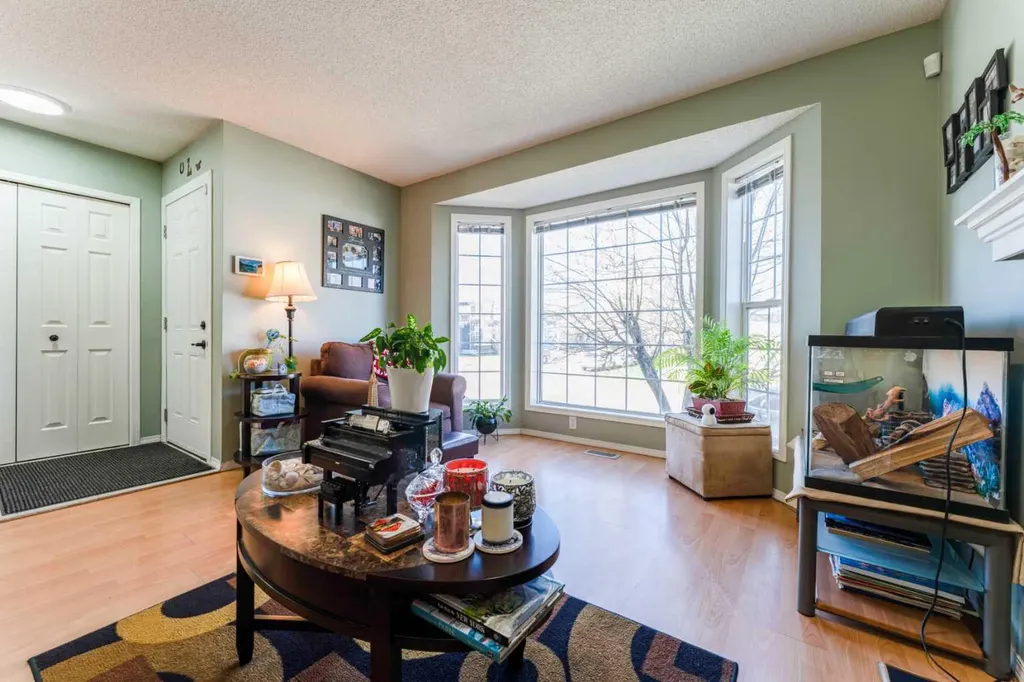198 Somerside Park SW Calgary AB T2Y 3G3
