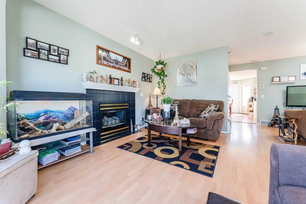 198 Somerside Park SW Calgary AB T2Y 3G3