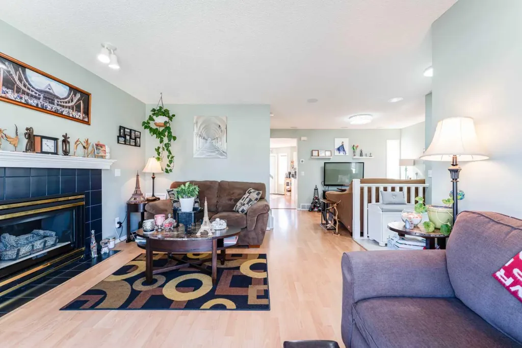 198 Somerside Park SW Calgary AB T2Y 3G3