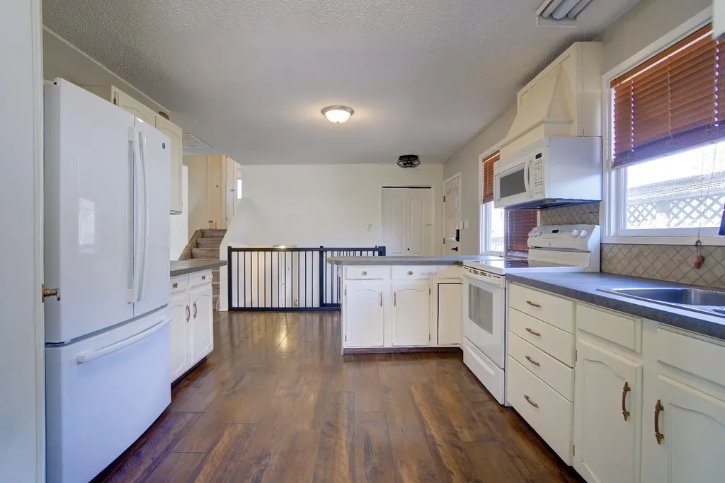 664 49 Avenue W Claresholm AB T0L 0T0