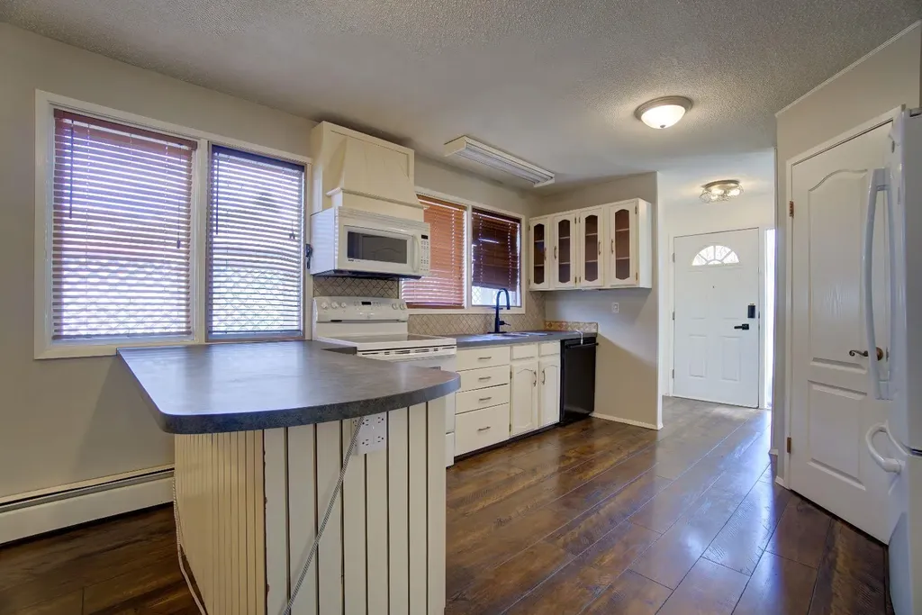 664 49 Avenue W Claresholm AB T0L 0T0