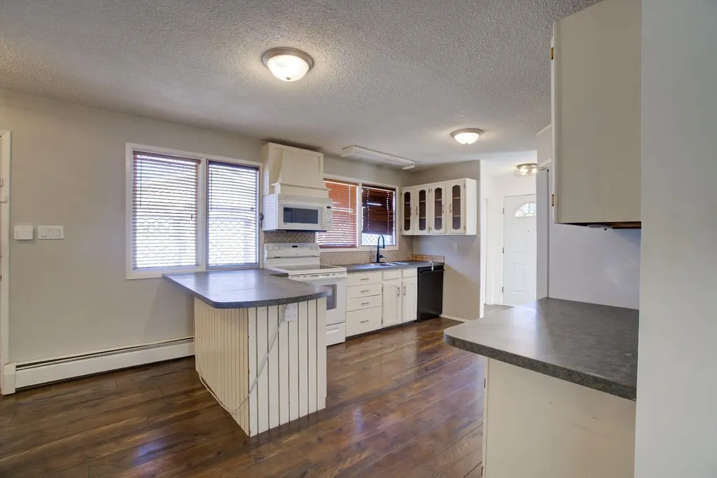 664 49 Avenue W Claresholm AB T0L 0T0