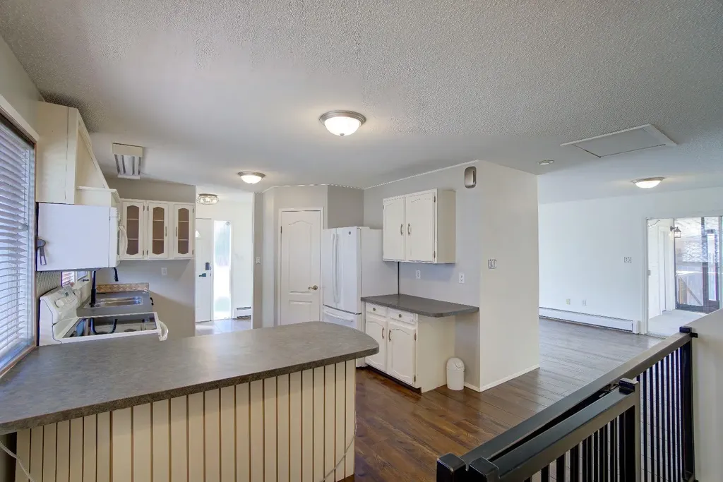 664 49 Avenue W Claresholm AB T0L 0T0