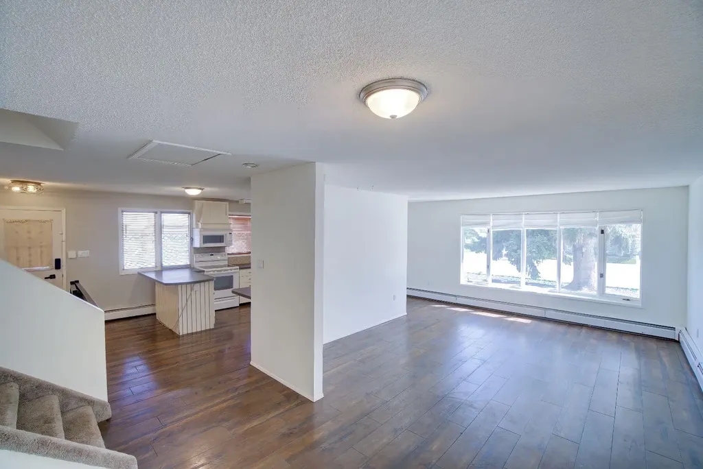 664 49 Avenue W Claresholm AB T0L 0T0