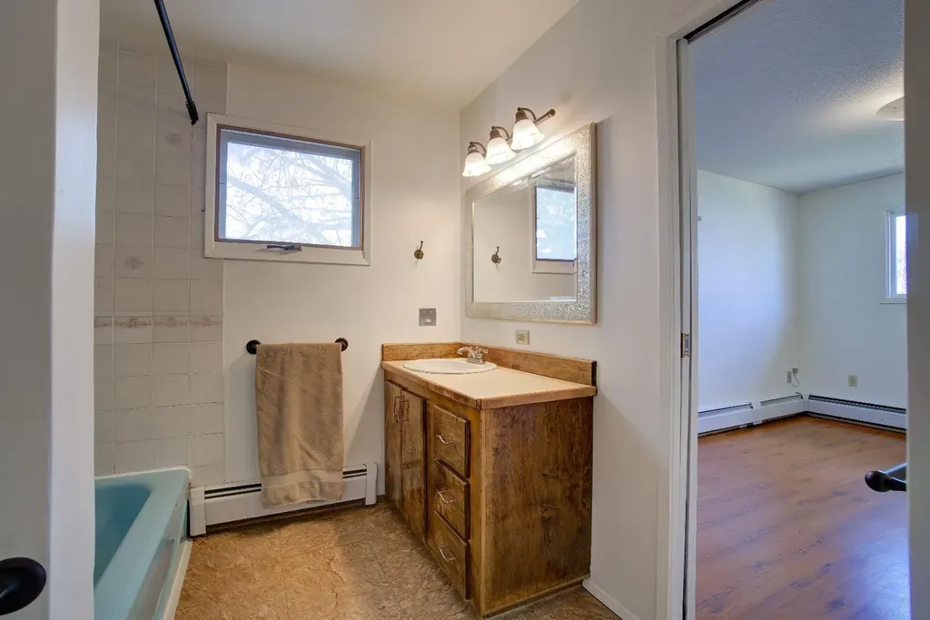 664 49 Avenue W Claresholm AB T0L 0T0