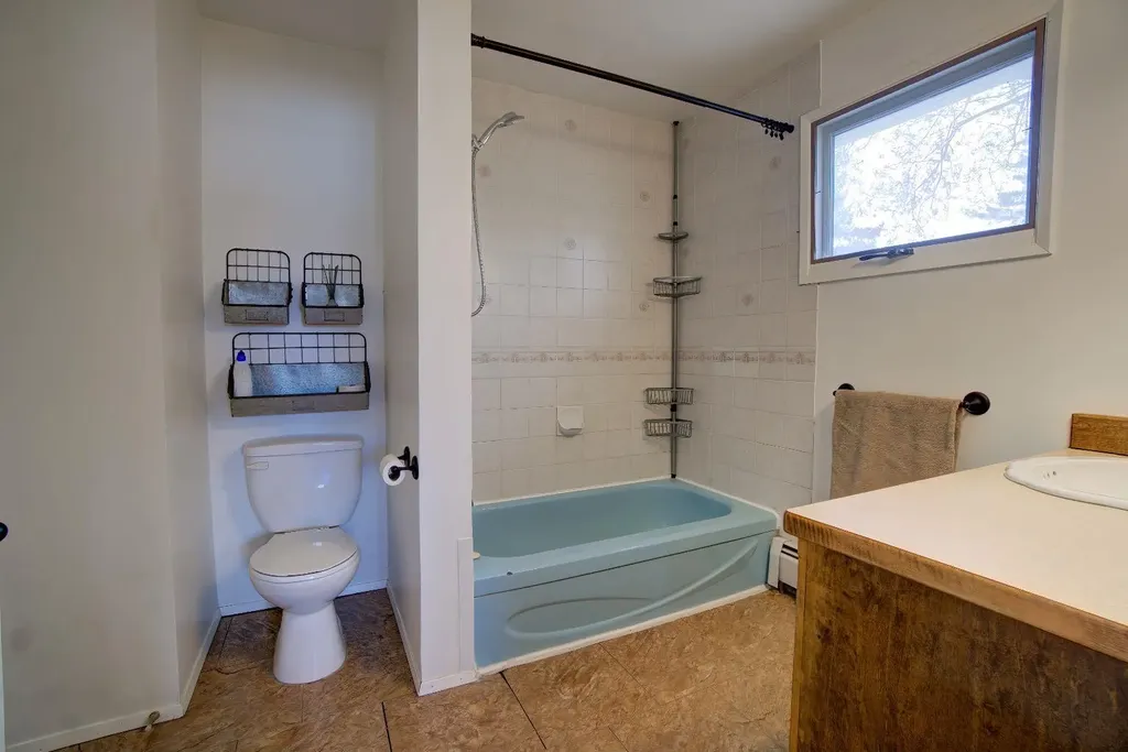 664 49 Avenue W Claresholm AB T0L 0T0