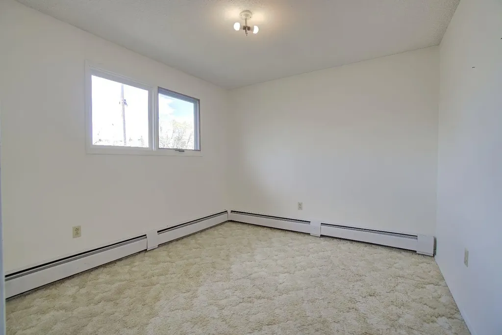 664 49 Avenue W Claresholm AB T0L 0T0