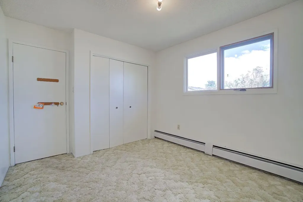 664 49 Avenue W Claresholm AB T0L 0T0
