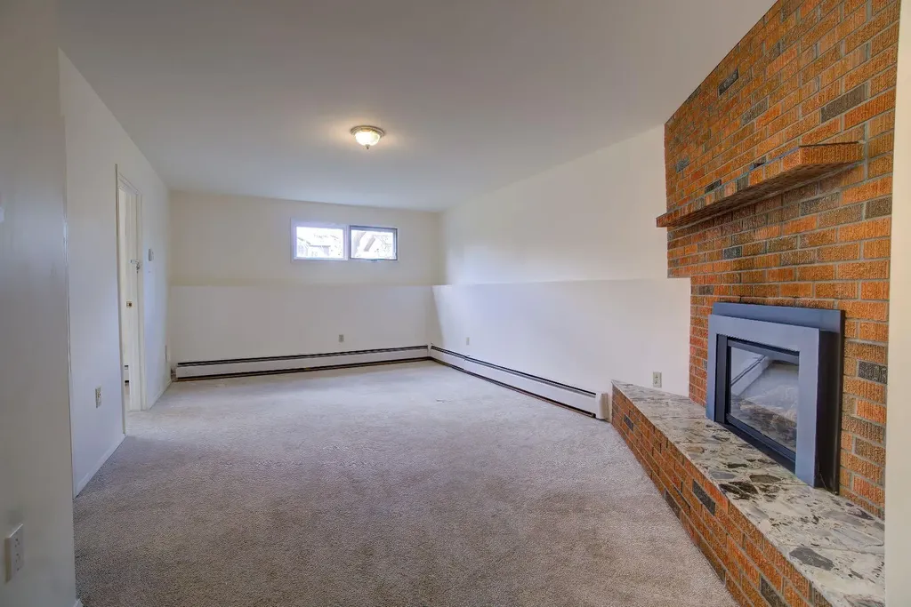 664 49 Avenue W Claresholm AB T0L 0T0