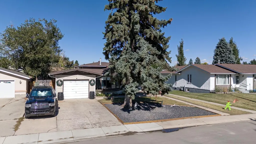 664 49 Avenue W Claresholm AB T0L 0T0