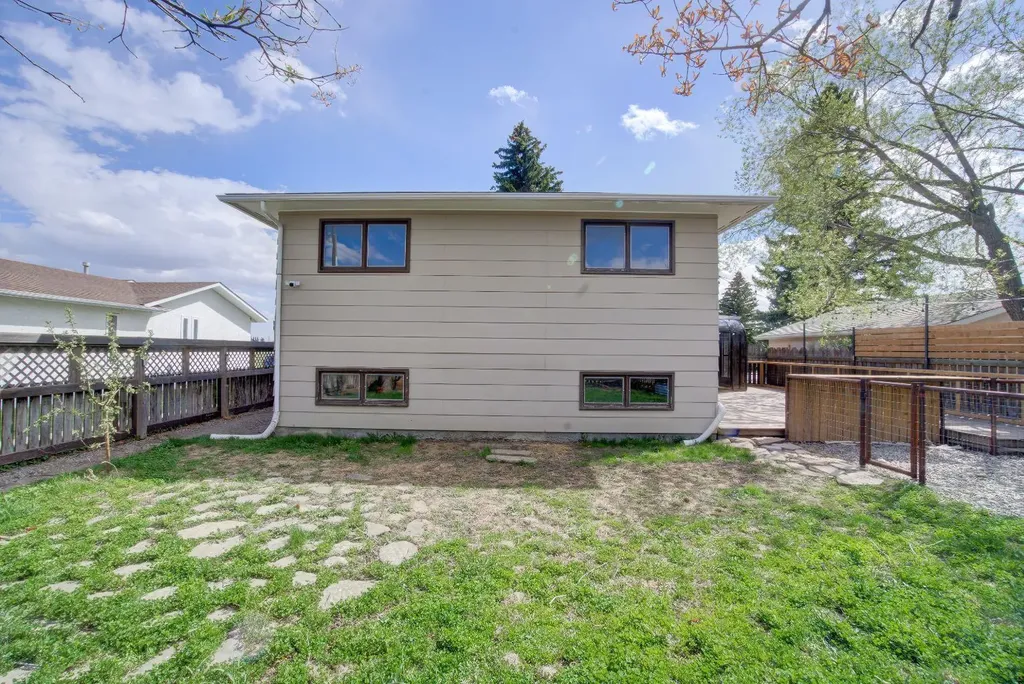 664 49 Avenue W Claresholm AB T0L 0T0