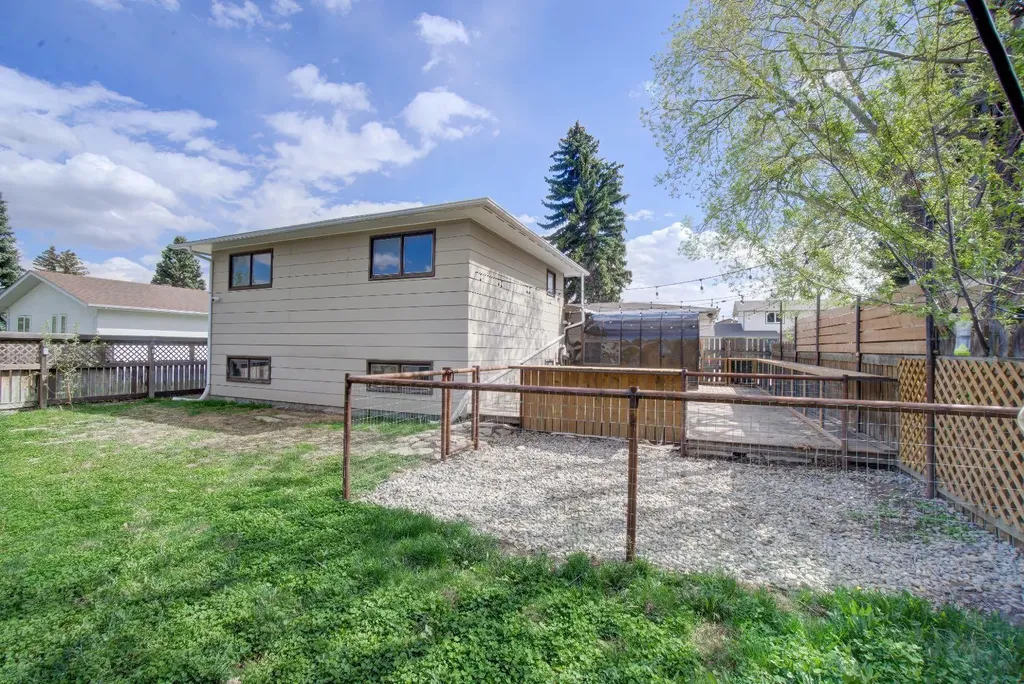 664 49 Avenue W Claresholm AB T0L 0T0