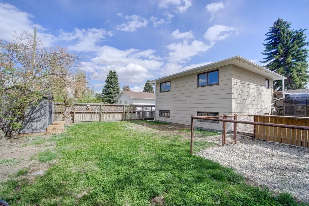 664 49 Avenue W Claresholm AB T0L 0T0