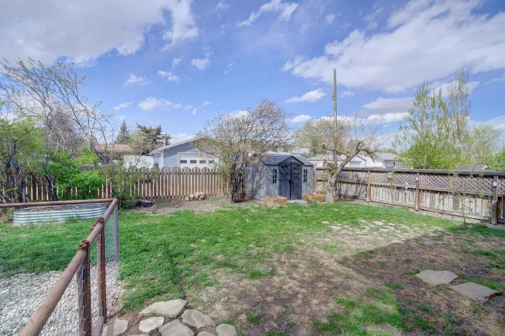 664 49 Avenue W Claresholm AB T0L 0T0