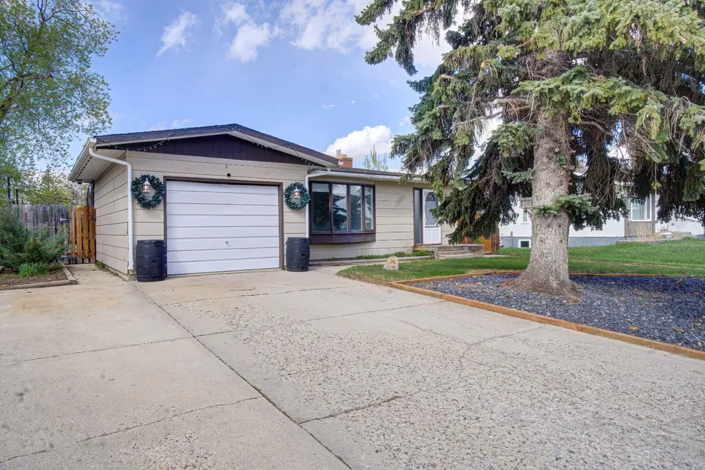 664 49 Avenue W Claresholm AB T0L 0T0