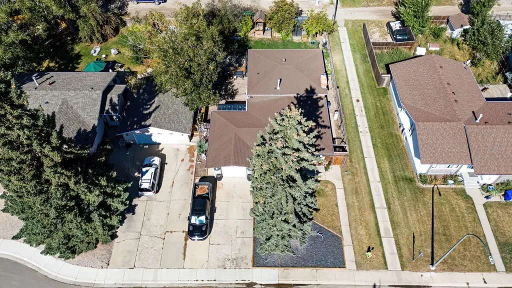 664 49 Avenue W Claresholm AB T0L 0T0
