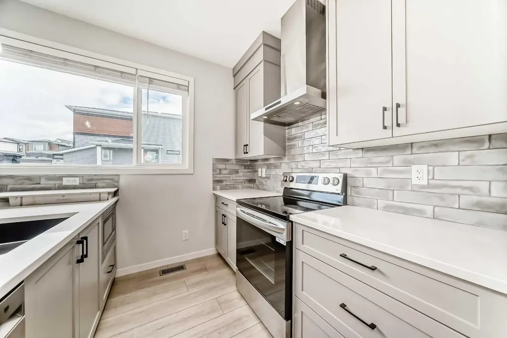 212 Lucas Place NW Calgary AB T3P 2E6