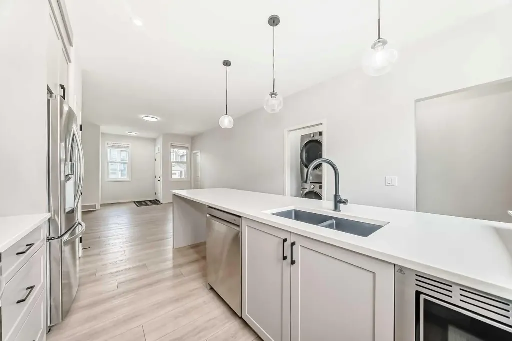 212 Lucas Place NW Calgary AB T3P 2E6