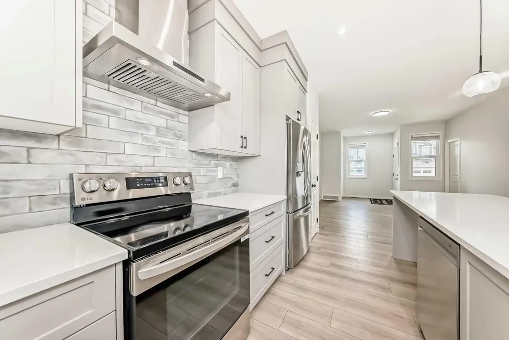 212 Lucas Place NW Calgary AB T3P 2E6