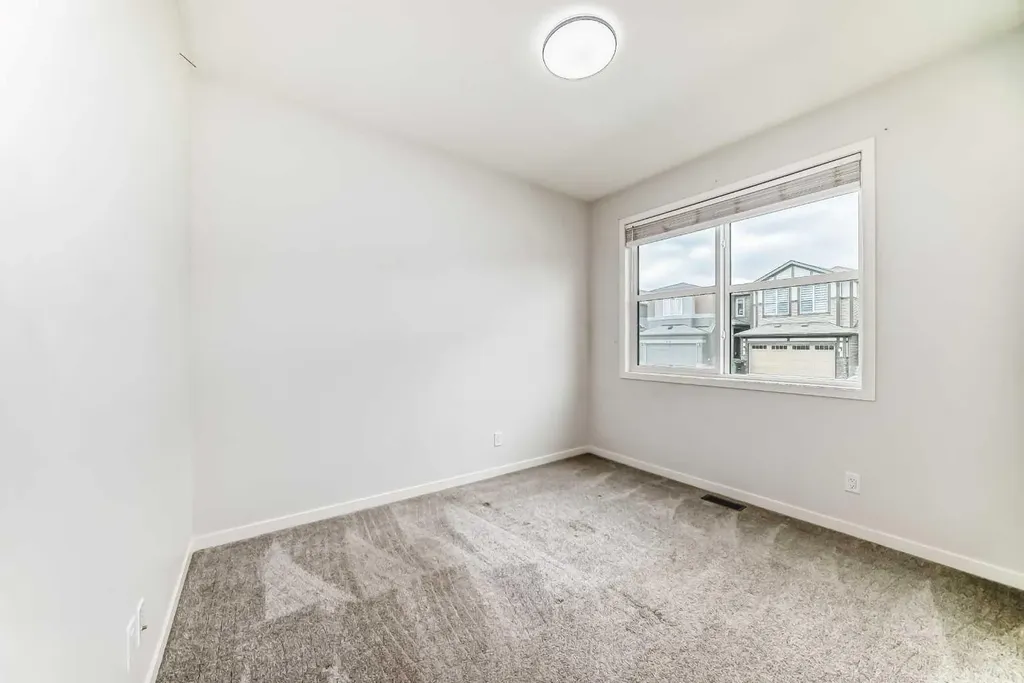 212 Lucas Place NW Calgary AB T3P 2E6