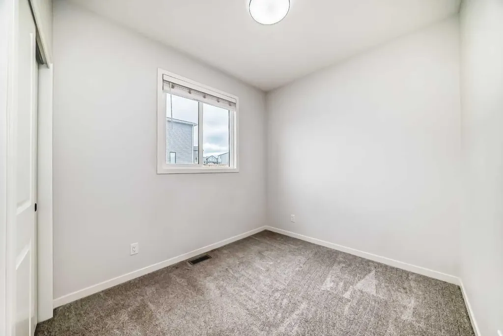 212 Lucas Place NW Calgary AB T3P 2E6