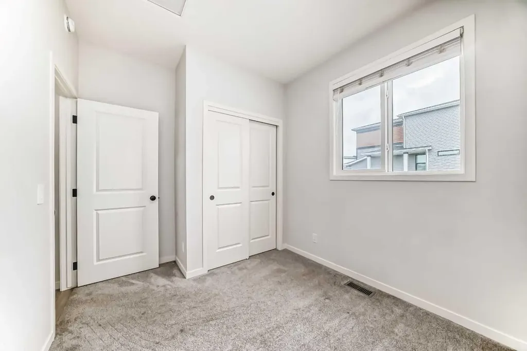 212 Lucas Place NW Calgary AB T3P 2E6