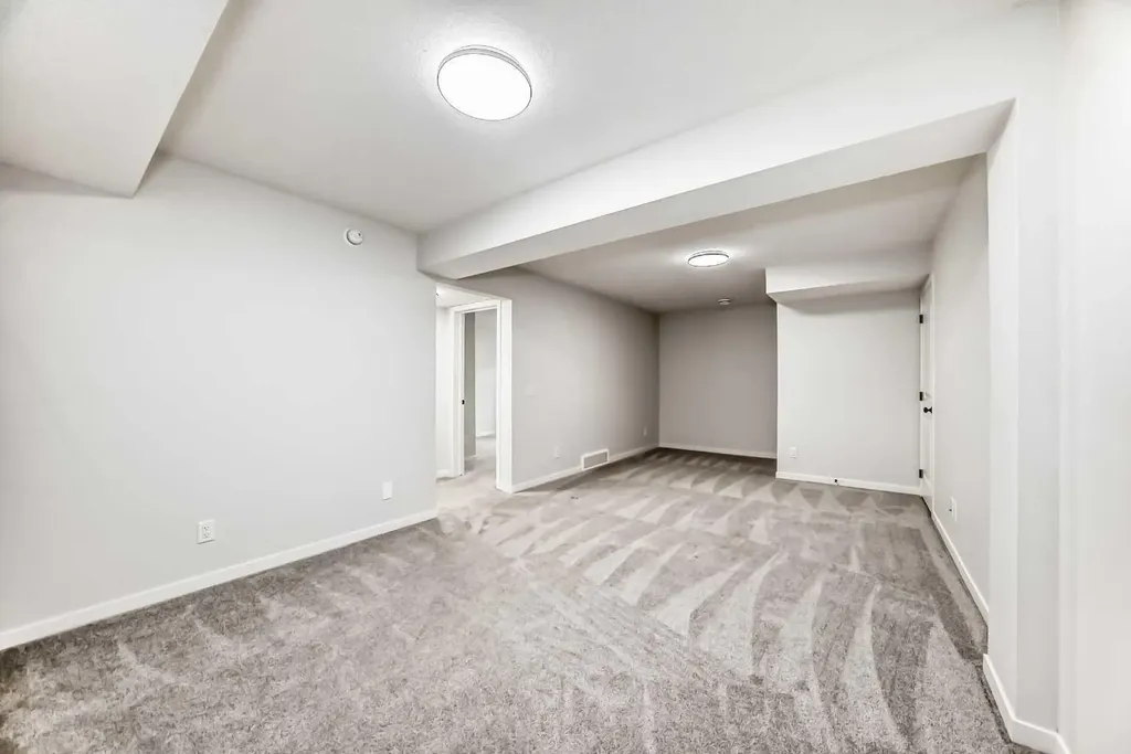 212 Lucas Place NW Calgary AB T3P 2E6