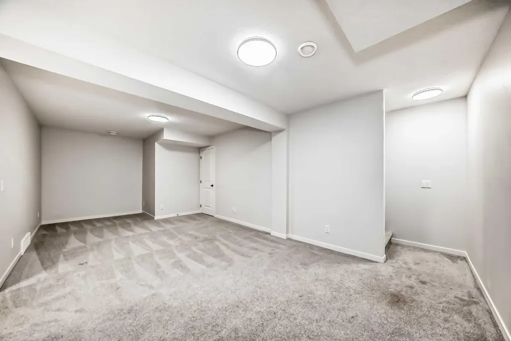 212 Lucas Place NW Calgary AB T3P 2E6