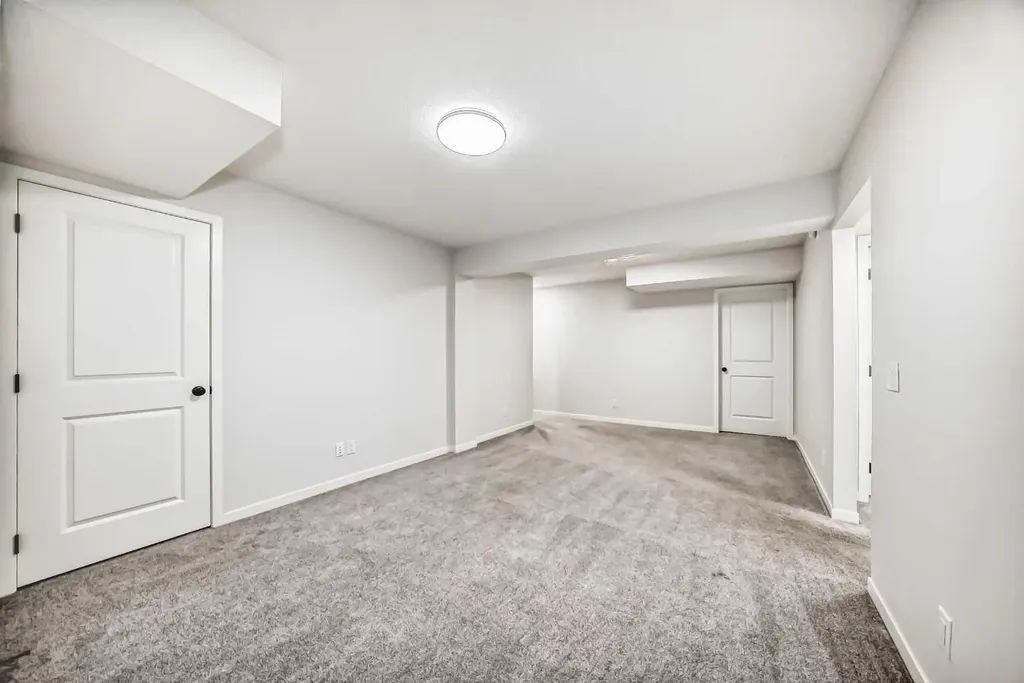 212 Lucas Place NW Calgary AB T3P 2E6