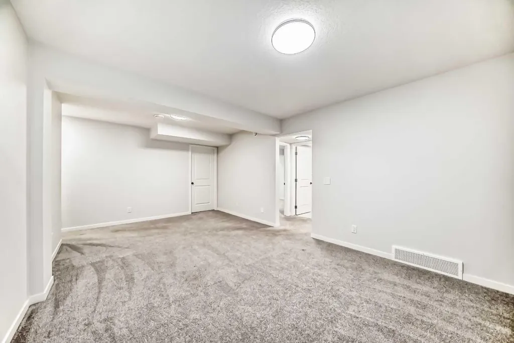 212 Lucas Place NW Calgary AB T3P 2E6