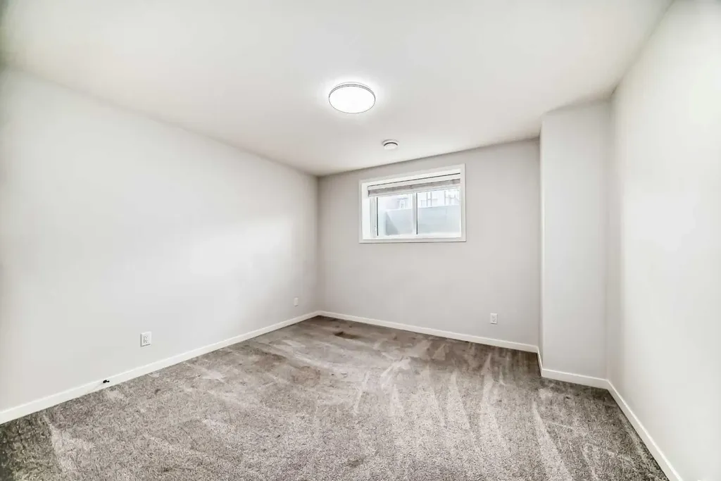 212 Lucas Place NW Calgary AB T3P 2E6
