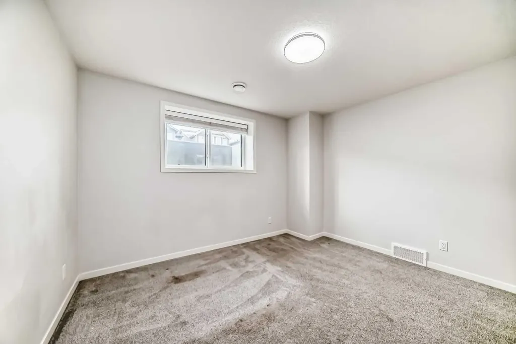 212 Lucas Place NW Calgary AB T3P 2E6