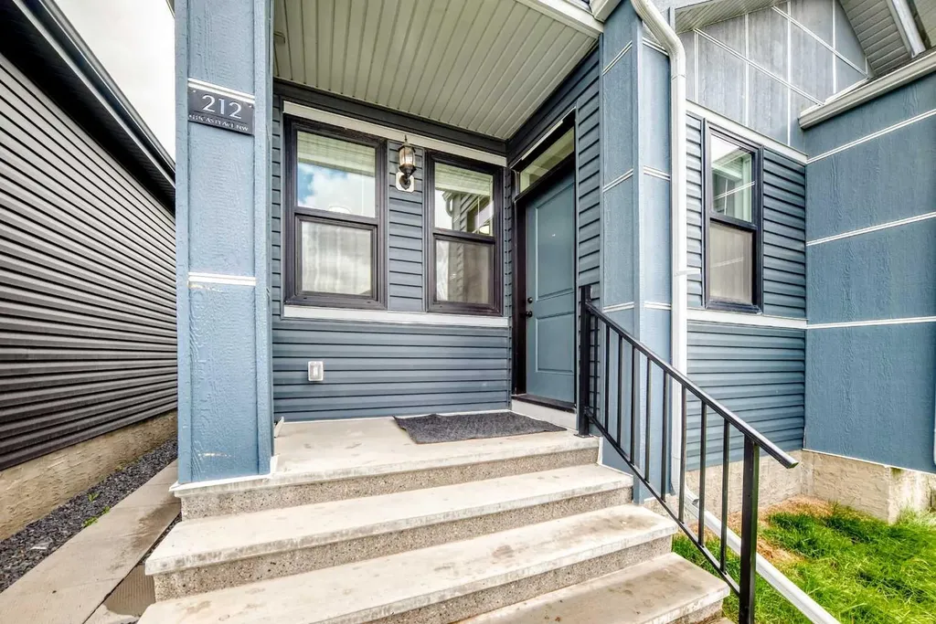 212 Lucas Place NW Calgary AB T3P 2E6