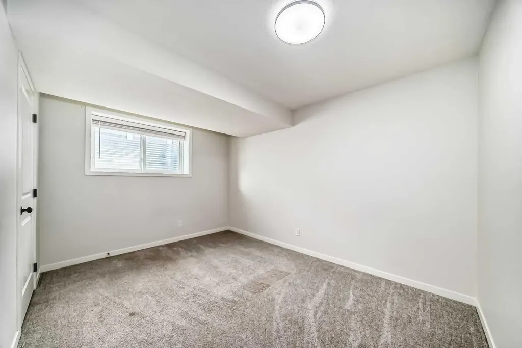 212 Lucas Place NW Calgary AB T3P 2E6