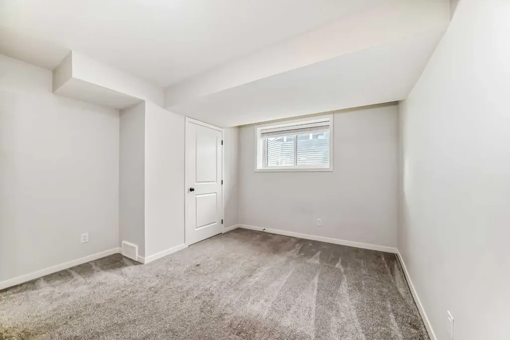 212 Lucas Place NW Calgary AB T3P 2E6