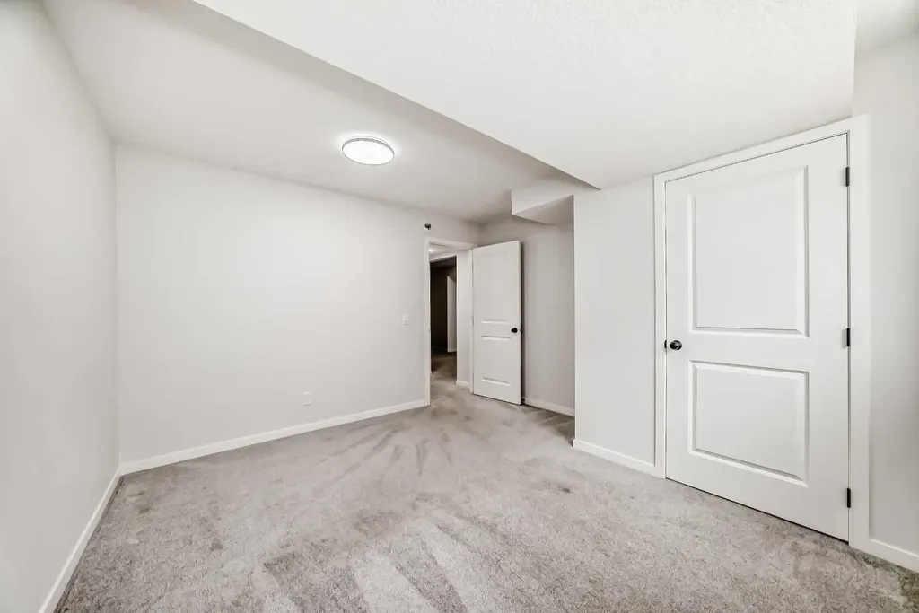 212 Lucas Place NW Calgary AB T3P 2E6
