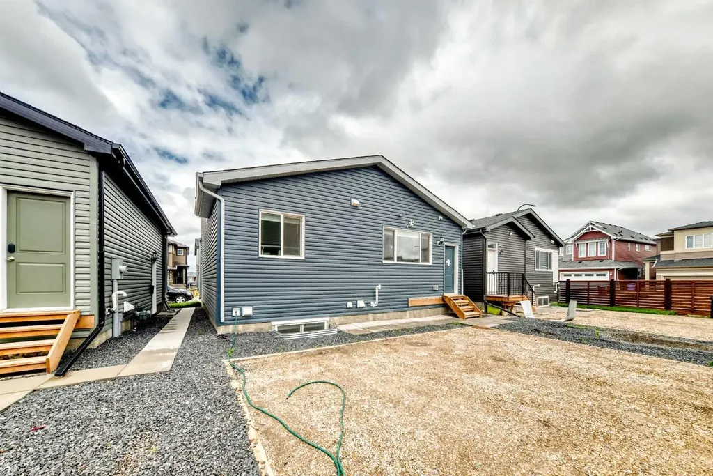 212 Lucas Place NW Calgary AB T3P 2E6