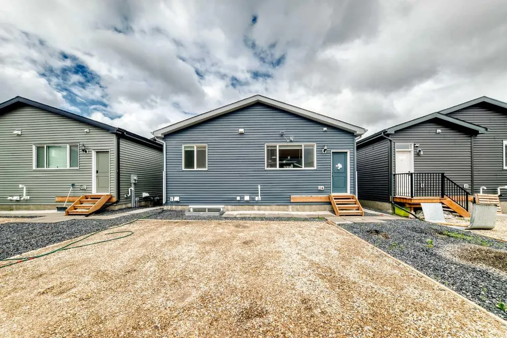 212 Lucas Place NW Calgary AB T3P 2E6