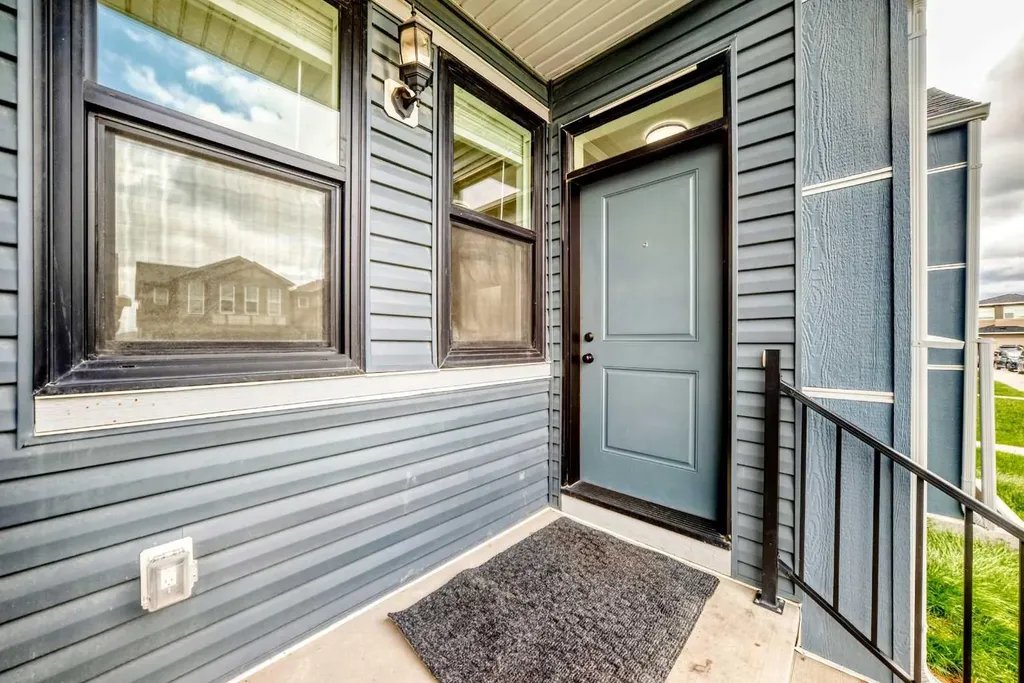 212 Lucas Place NW Calgary AB T3P 2E6