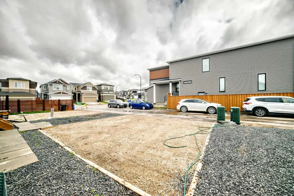 212 Lucas Place NW Calgary AB T3P 2E6