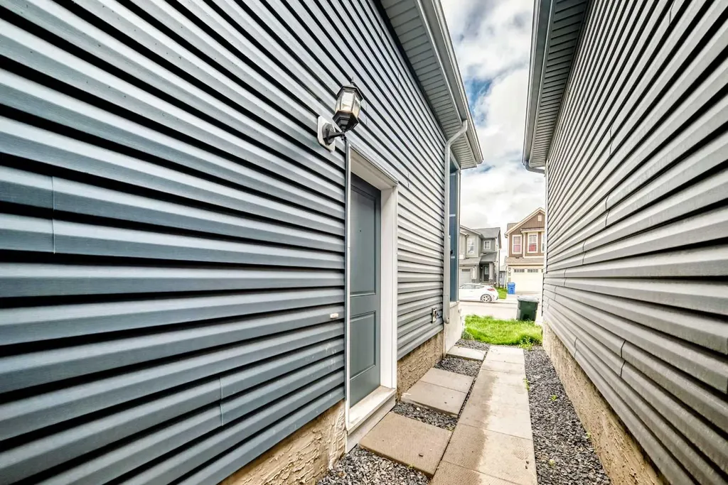 212 Lucas Place NW Calgary AB T3P 2E6