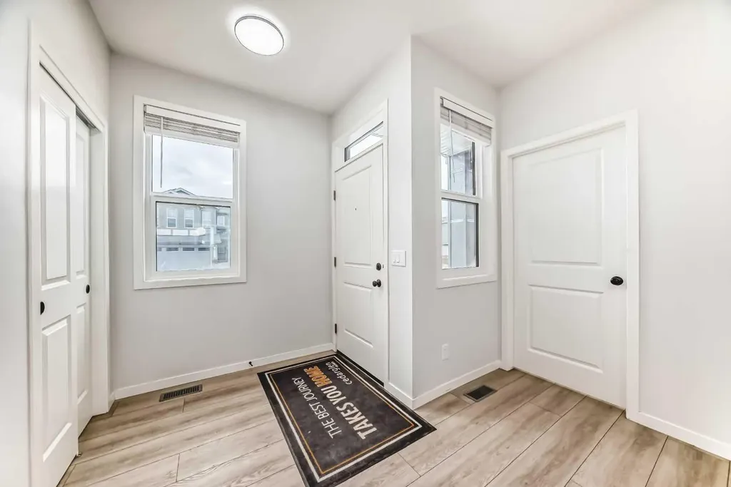 212 Lucas Place NW Calgary AB T3P 2E6
