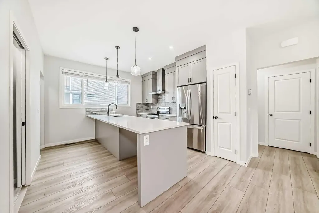 212 Lucas Place NW Calgary AB T3P 2E6