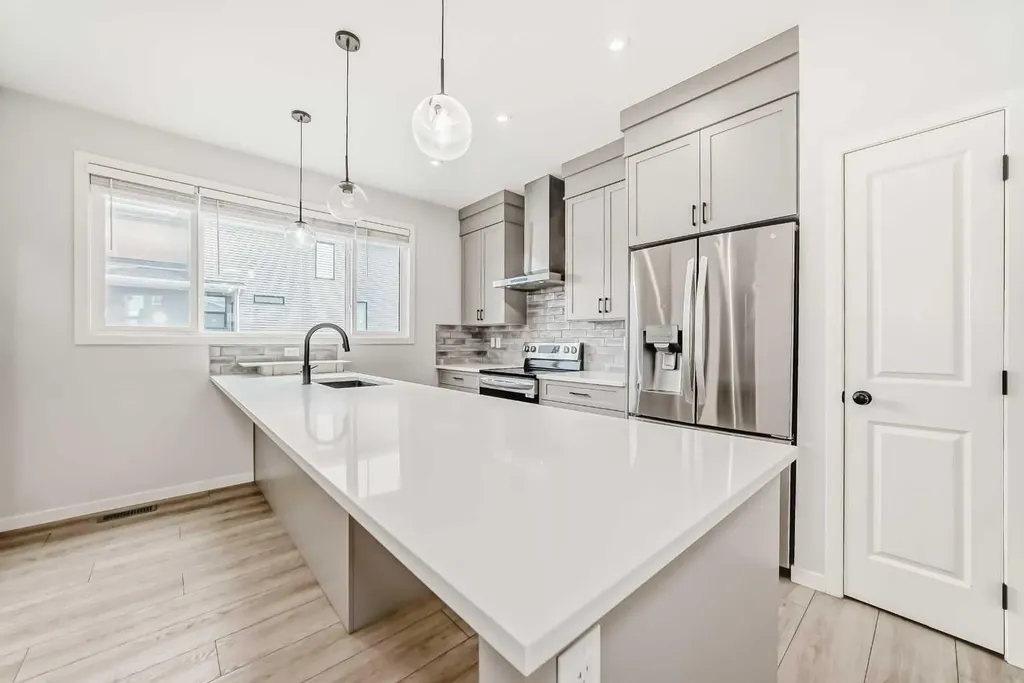 212 Lucas Place NW Calgary AB T3P 2E6