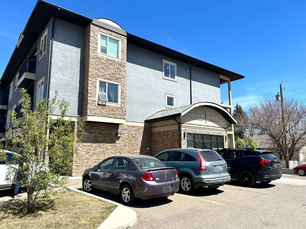 330 2 Street W Brooks AB T1R 0E9