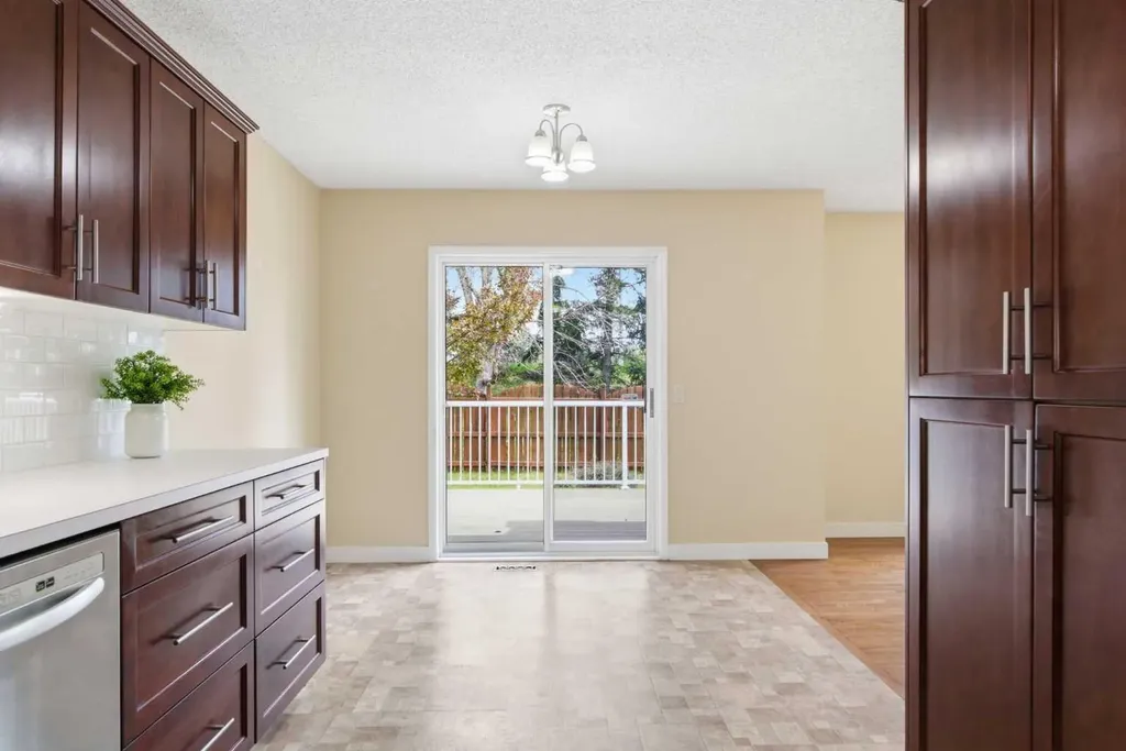 34 Vandoos Gardens NW Calgary AB T3A 4W4