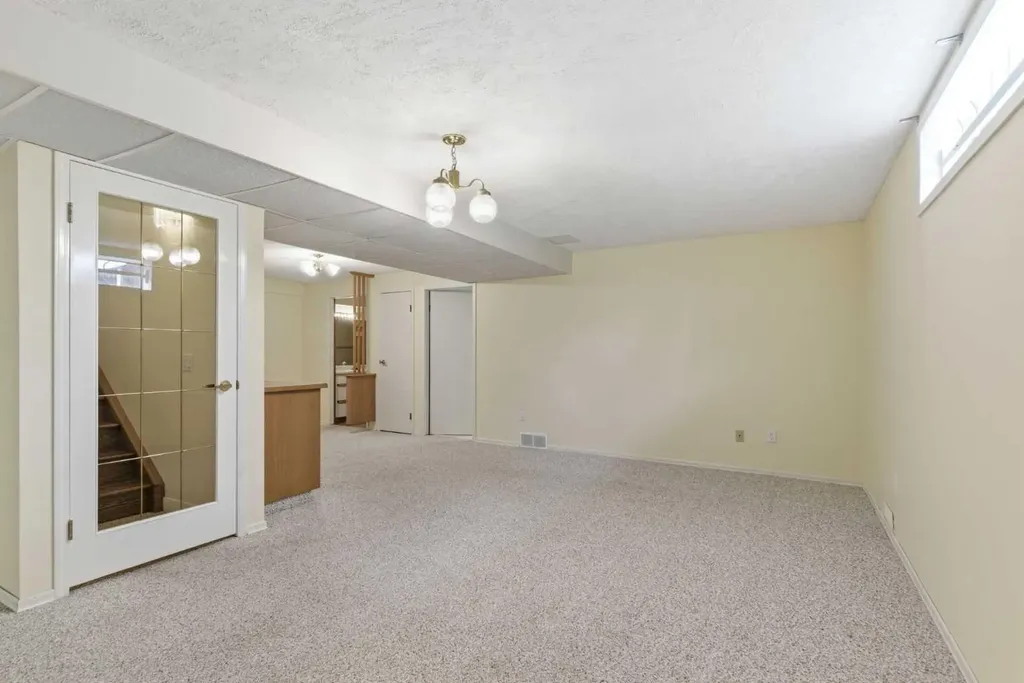 34 Vandoos Gardens NW Calgary AB T3A 4W4