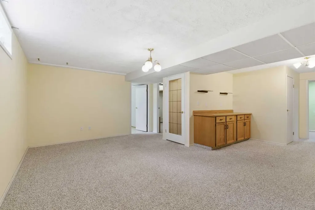 34 Vandoos Gardens NW Calgary AB T3A 4W4